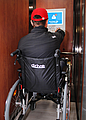 Rollstuhlfahrer bedient in einem Aufzug das View-Display. Foto: View Promotion